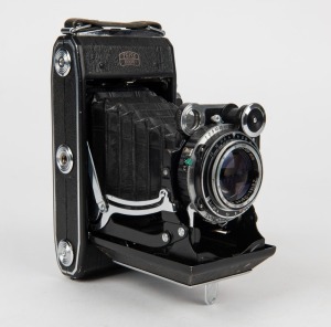 ZEISS IKON: Super Ikonta C 531/2 vertical-folding camera [#X 27539], circa 1950, with Tessar 105mm f3.5 lens [#816621].