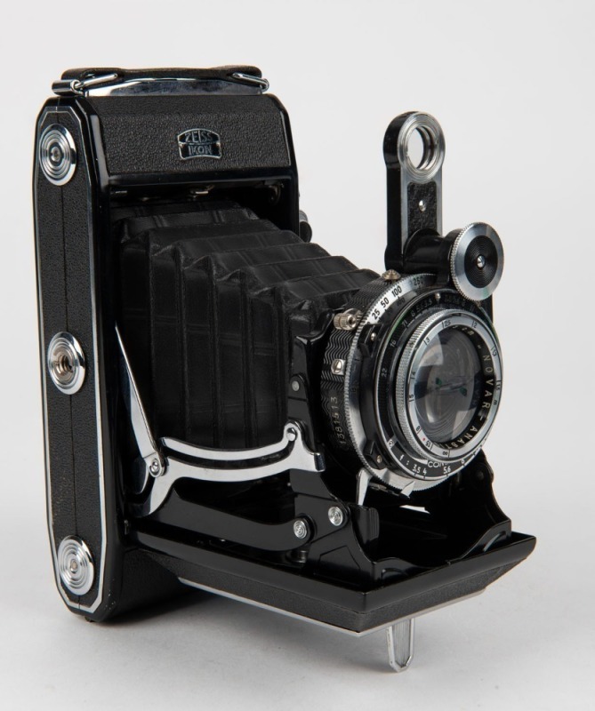 ZEISS IKON: Super Ikonta C 531/2 vertical-folding camera [#F 97824], circa 1938, with Novar 105mm f3.5 lens.