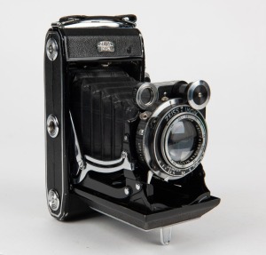 ZEISS IKON: Super Ikonta C 531/2 vertical-folding camera [#E 32417], circa 1938, with Tessar 105mm f3.5 lens [#2082373].