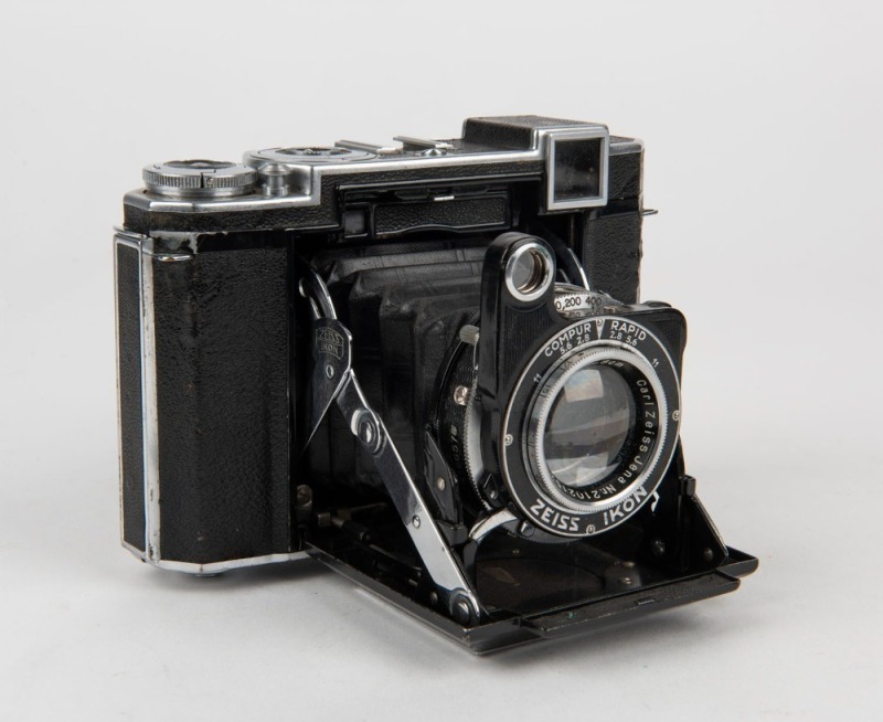 ZEISS IKON: Super Ikonta B 532/16 horizontal-folding camera [#F 5156], circa 1938, with Tessar 80mm f2.8 lens [#2102152] and Compur-Rapid shutter.