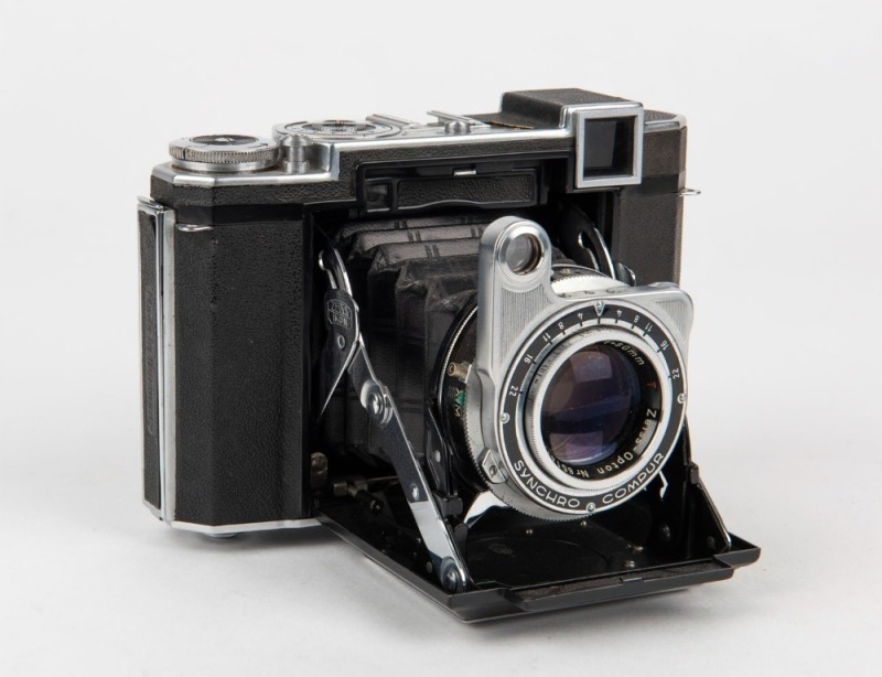 ZEISS IKON: Super Ikonta B 532/16 horizontal-folding camera [#T 9693], circa 1952, with Tessar 80mm f2.8 lens [#651417] and Synchro-Compur shutter.