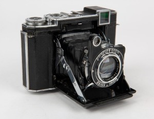 ZEISS IKON: Super Ikonta B 532/16 horizontal-folding camera [#H 12946], circa 1939, with Tessar 80mm f2.8 lens [#2576596] and Compur-Rapid shutter.