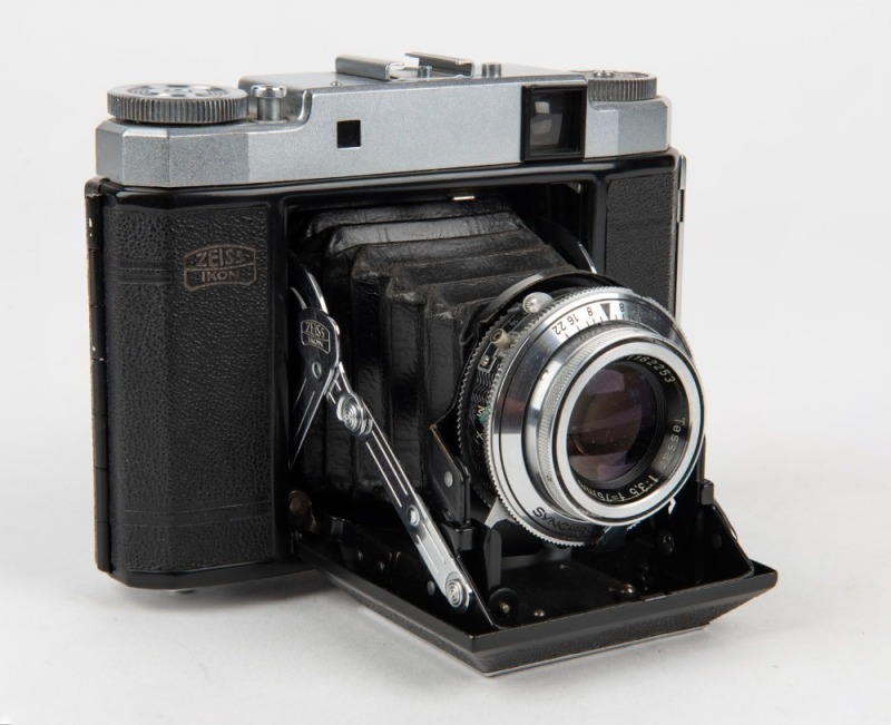 ZEISS IKON: Super Ikonta III 531/16 horizontal-folding camera [#G 98956], circa 1951, with Tessar 75mm f3.5 lens [#1162253] and Synchro-Compur shutter.