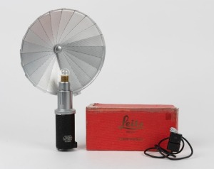 LEITZ: Circa 1951 Leica CEYOO Synchronblitzer flashbulb unit in original maker's box.