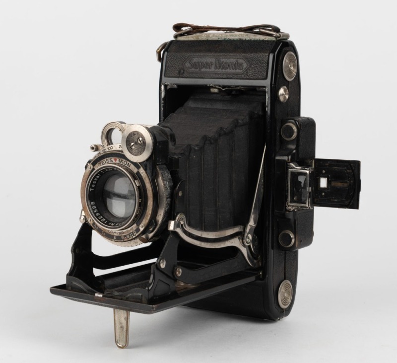 ZEISS IKON: Super Ikonta D 530/15 vertical-folding camera [#Y 57613], circa 1937, with Tessar 120mm f4.5 lens [#1228588] and Compur shutter.