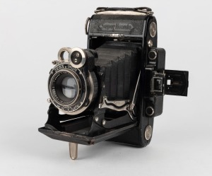 ZEISS IKON: Super Ikonta C 530/2 vertical-folding camera, circa 1934, with Tessar 105mm f4.5 lens [#1541992] and Compur shutter.