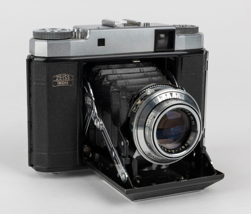 ZEISS IKON: Circa 1953 Super Ikonta III 531/16 horizontal-folding camera [#D 24910], with Novar 75mm f3.5 lens and Synchro-Compur shutter.