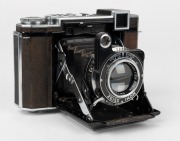 ZEISS IKON: Super Ikonta B 532/16 horizontal-folding camera [#F 2383], circa 1937, with Tessar 80mm f2.8 lens [#2032074] and Compur-Rapid shutter.