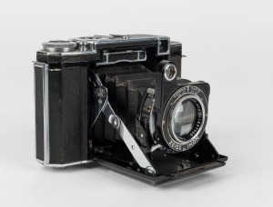 ZEISS IKON: Super Ikonta B 530/16 horizontal-folding camera [#A 97291], circa 1935, with Tessar 80mm f2.8 lens [#1837568] and Compur-Rapid shutter. 