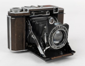 ZEISS IKON: Super Ikonta B 530/16 horizontal-folding camera [#Z 48238], circa 1935, with Tessar 80mm f2.8 lens [#1637620] and Compur-Rapid shutter.