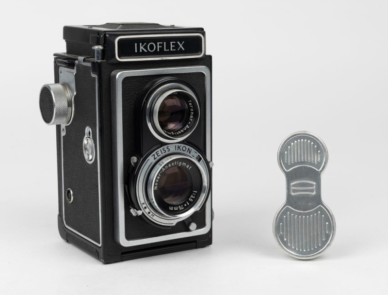 ZEISS IKON: Ikoflex Ia 854/16 TLR camera [#761973], circa 1952, with Novar 75mm f3.5 lens and metal lens cap.