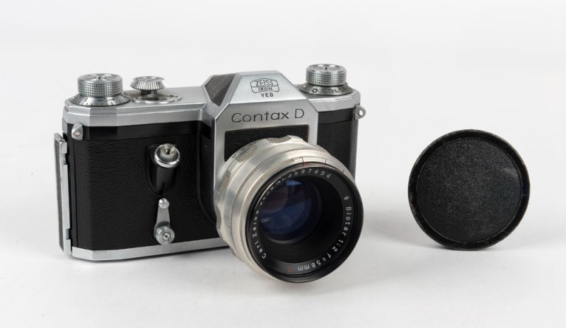 PENTACON: Contax D SLR camera [#16557], circa 1954, with Biotar 58mm f2 lens [#3597454] and front lens cap.