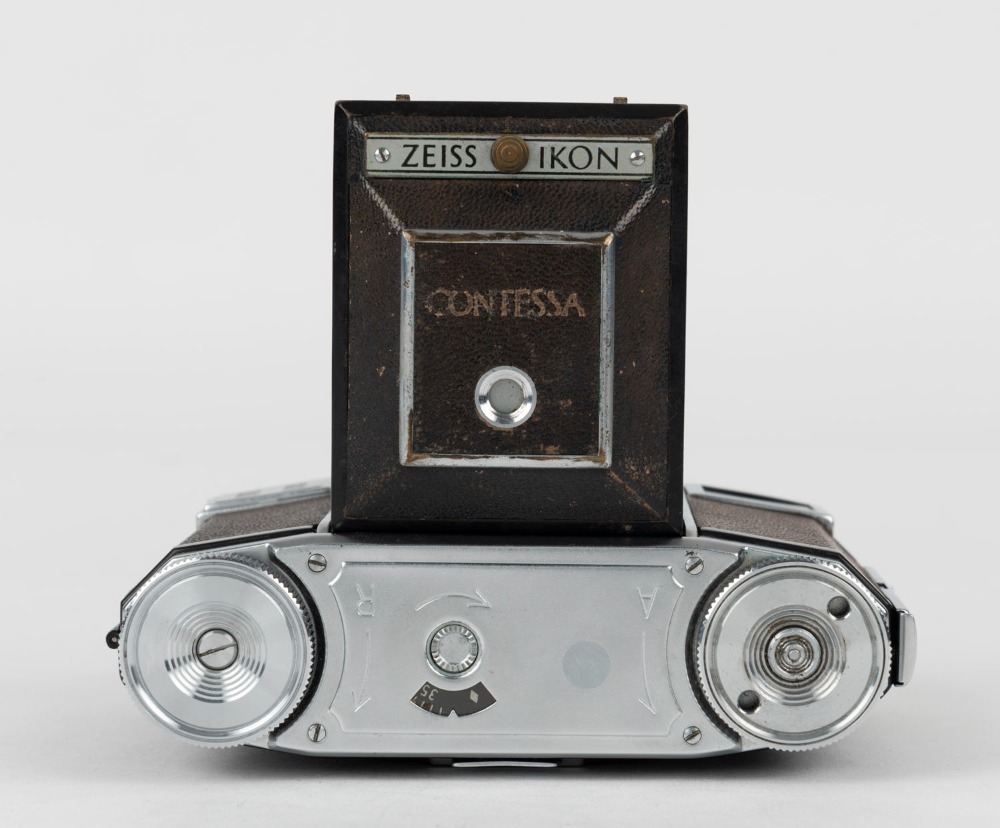 ZEISS IKON: Contessa 533/24 horizontal-folding rangefinder camera