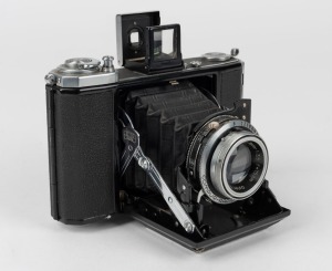 ZEISS IKON: Ikonta 521/16 horizontal-folding camera [#E 83305*], circa 1948, with rare Opton Tessar 75mm f3.5 lens [#10819] and Compur-Rapid shutter.