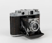 MAMIYA: Mamiya-6 IV horizontal-folding camera [#35225], circa 1947, with C. Simlar&nbsp;75mm f3.5 lens [#360641] and&nbsp;Seikosha-Rapid&nbsp;shutter.&nbsp;'Made in Occupied Japan' engraved on camera base.