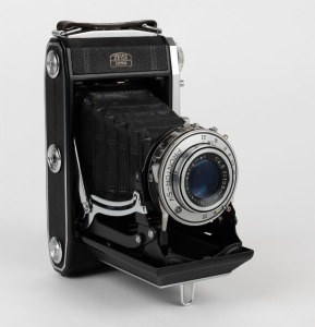 ZEISS IKON: Ikonta C 523/2 vertical-folding camera, circa 1952, with Novar 105mm f4.5 lens and Prontor-SV shutter.