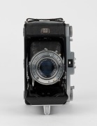 ZEISS IKON: Ikonta C 523/2 vertical-folding camera, circa 1952, with Novar 105mm f4.5 lens and Prontor-SV shutter. - 2