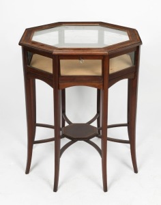 An antique English mahogany and satinwood octagonal bijouterie table in the Sheraton style, 19th/20th century, 72cm high, 58cm wide, 58cm deep