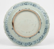 An antique Chinese blue and white porcelain dish with lotus rim, Ming Dynasty, 15th/16th century, ​​​​​​​20cm wide - 2