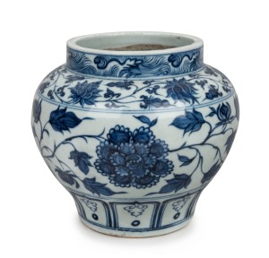 An antique Chinese blue and white porcelain vase, late Yuan, early Ming Dynasty, 17cm high