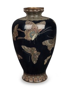 A fine Japanese cloisonne vase in the manner of HAYASHI KODENJI, adorned with butterflies, Meiji Period, 19th/20th century, 25cm high