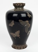 A fine Japanese cloisonne vase in the manner of HAYASHI KODENJI, adorned with butterflies, Meiji Period, 19th/20th century, 25cm high - 2