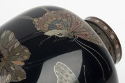 A fine Japanese cloisonne vase in the manner of HAYASHI KODENJI, adorned with butterflies, Meiji Period, 19th/20th century, 25cm high - 3