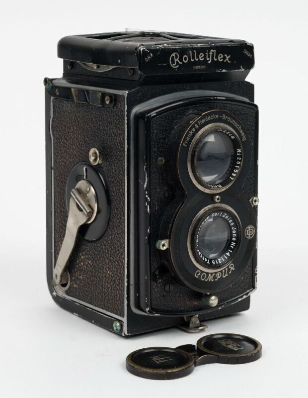 FRANKE & HEIDECKE: Circa 1932 Rolleiflex Old Standard TLR camera [#265551] with Tessar 75mm f3.8 lens [#1411215] and metal lens cap, with directions in German on rear.