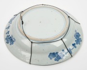 An antique Chinese porcelain charger with olive green dragon decoration to the interior, Qing Dynasty, ​​​​​​​38cm diameter - 3