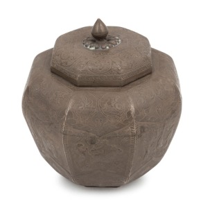 An antique Chinese silver lidded tea caddy of octagonal form with finely chased decoration, Qing Dynasty, 18/19th century, 10.5cm high, 248 grams