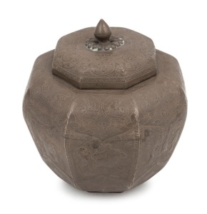 An antique Chinese silver lidded tea caddy of octagonal form with finely chased decoration, Qing Dynasty, 18/19th century, 10.5cm high, 248 grams