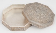 A Chinese silver octagonal box decorated with a Foo dog on the top, 19th/20th century, ​​​​​​​5cm high, 13cm wide, 240 grams - 3