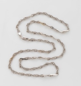 Link chain necklace. 61cm long. 14ct white gold clasp and adjoining links stamped '585.' The remainder of the necklace appears to be plated.
