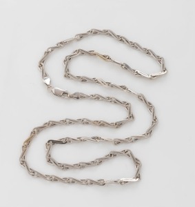 Link chain necklace. 61cm long. 14ct white gold clasp and adjoining links stamped '585.' The remainder of the necklace appears to be plated.