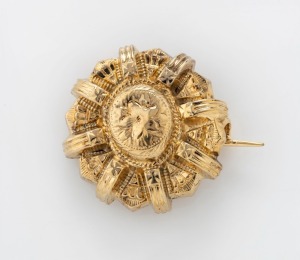 An antique 18ct yellow gold target brooch, 19th century, 2.5cm wide, 2.5 grams