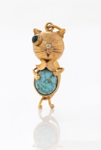 An 18ct yellow gold cat pendant with cabochon turquoise and emerald, late 20th century, stamped "750", ​​​​​​​3cm high