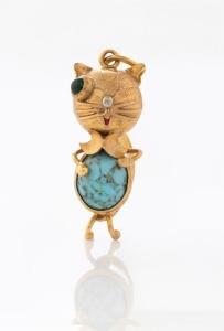 An 18ct yellow gold cat pendant with cabochon turquoise and emerald, late 20th century, stamped "750", 3cm high