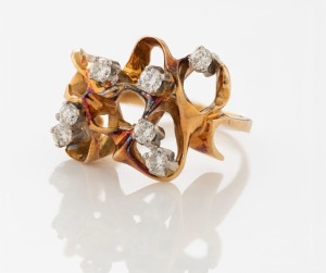A yellow gold ring with free form setting embracing seven brilliant cut white diamonds, mid to late 20th century, 10.2 grams