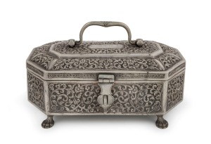 An antique Indian silver casket with lion paw feet, 19th/20th century, 11cm high, 20cm wide, 628 grams