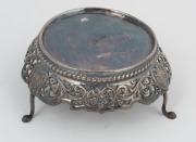 A Burmese silver circular box with repousse decoration on pierced silver stand, 20th century, ​​​​​​​13.5cm high, 178 grams - 5