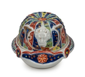 IMARI antique Japanese lidded box in the form of a Samurai helmet, circa 1850, 9cm high