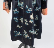 An antique Chinese blue silk robe with embroidered decoration,&nbsp;Qing Dynasty, 19th century, ​​​​​​​101cm long - 3