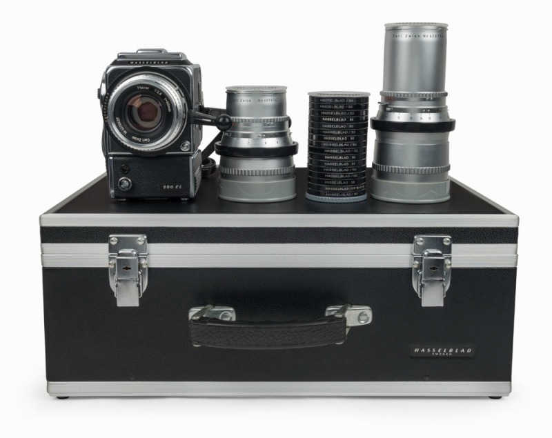 HASSELBLAD 500EL medium-format SLR camera [#TTE 9322], c. late 1960s, in 43.5 x 34.5 x 17.5cm flight case with an immaculately preserved array of Hasselblad camera system elements, including three lenses (Planar 80mm f2.8, Sonnar 150mm f4, and Sonnar 250m