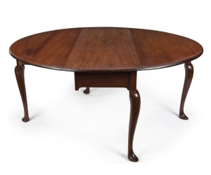 A Georgian mahogany gate leg drop-side supper table with cabriole legs, 18th century, 74cm high, 139cm wide, 54cm deep (extends to 157cm)