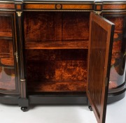 An antique English amboyna credenza with Corinthian columns and string inlay, 19th century, ​​​​​​​105cm high, 148cm wide, 42cm high - 2