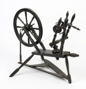 An antique turned beech spinning wheel with ebonized finish, 19th century, ​​​​​​​70cm high - 2