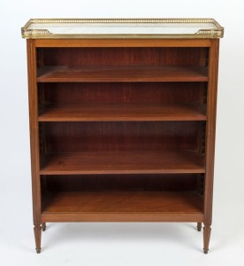 An antique French mahogany bibliotheque with three adjustable shelves, white Carrara marble top and pierced brass gallery, circa 1910, 105cm high, 82cm wide, 23cm deep