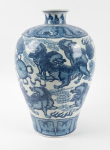 A Chinese blue and white porcelain vase adorned with lions, late Republic early Revolutionary period, 45cm high