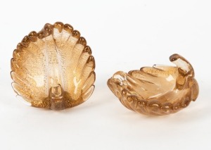 BAROVIER & TOSO pair of leaf shaped Murano glass dishes with aventurine gold inclusions, 7.5cm wide each