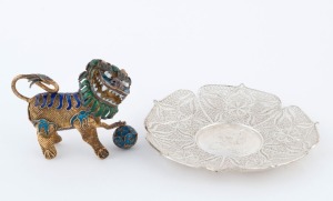A Chinese enamel and silver filigree Foo dog statue, and a filigree silver dish, 20th century, (2 items), the dish 12cm wide, 118 grams total